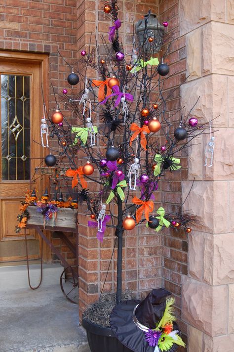 A dead tree spray painted black and made into a halloween tree. Diy Halloween Porch, Diy Halloween Tree, Halloween Tree Decorations, Casa Halloween, Dead Tree, Dollar Store Halloween, Adornos Halloween, Halloween Porch Decorations, Halloween Tree