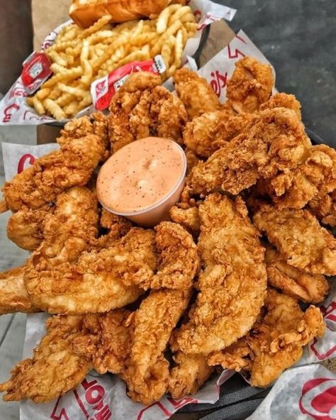 Chicken Tenders And Fries, Tenders And Fries, Junk Food Snacks, Food Babe, Food Therapy, Ayam Goreng, Yummy Comfort Food, Läcker Mat, Food Goals