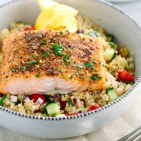 Mediterranean Spiced Salmon and Vegetable Quinoa - Jessica Gavin Salad To Go With Salmon, Spiced Salmon, Salad To Go, Mediterranean Salmon, Salmon Spices, Clean Eating Vegan, Quinoa Recipe, Vegetable Quinoa, Quinoa Salat