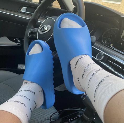 Blue Yeezy Slides Outfit, Blue Yeezy Slides, Yeezy Slides Outfit, Slippers Outfit, Slides Outfit, Blue Slippers, Nike Slides, Yeezy Slides, Shoe Ideas