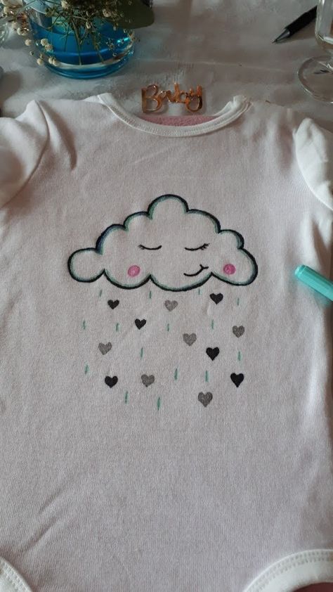 Baby Onesies Diy, Cute Easy Paintings, Baby Bash, Diy Baby Clothes, Fabric Paint Designs, Diy Bebe, Baby Blessing, Baby Painting, Newborn Onesies