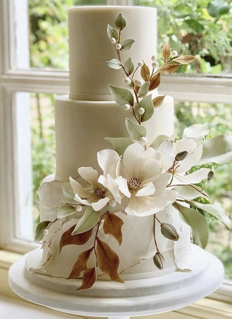 Garden Wedding Cakes, Wedding Cakes Romantic, Wedding Cake Romantic, Winter Wedding Cake Ideas, Cake Designs Wedding, Magnolia Cake, Cake Structure, Wedding Cake Fresh Flowers, Pretty Wedding Cakes