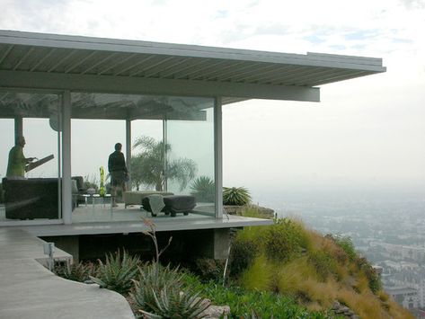 Built by Pierre Koenig in Los Angeles, United States with date 1959. Images by Flickr User: dalylab. The Case Study House Program produced some of the most iconic architectural projects of the 20th Century, but none mo... Case Study House 22, Stahl House, Kaufmann House, Pierre Koenig, Iconic Architecture, Case Study Houses, Mid Century Architecture, Architectural Photographers, Los Angeles Homes