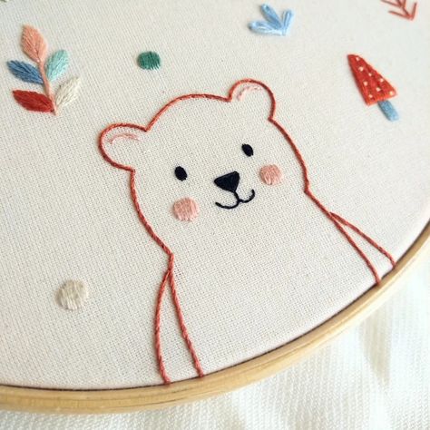 Bear Hand Embroidery, Embroidered Animals Simple, Boy Embroidery Ideas, Embroidery Baby Gifts, Diy Easy Embroidery, Pintura A Guache, Bear Embroidery Pattern, Embroidery Bear, Animal Embroidery Patterns