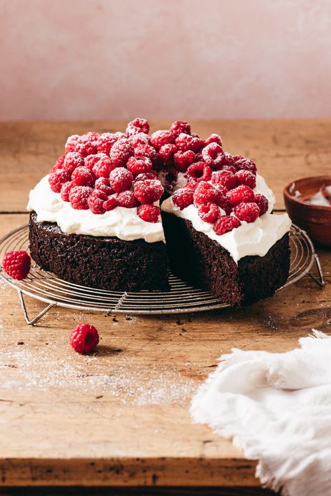 Chocolate Raspberry Cake Recipe, Raspberry Whip, Raspberry Cake Recipes, Raspberry Whipped Cream, Chocolat Cake, Whipped Cream Cakes, Chocolate Raspberry Cake, Chocolate Pastry, Dessert Aux Fruits