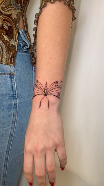 ray on Instagram: "moth bracelet 🦋 had to get creative with the stencil on this one and free handed most of the wings, v challenging but fun ! . . . . . . . . . #mothtattoo #bracelettattoo #dotwork #delicatetattoo #wristtattoo #handtattoo #femininetattoo #butterflytattoo #lunarmothtattoo #softtattoo #sanpedrotattoo #losangelestattoo #finelinetattoo #tattooapprentice" Lunar Moth Tattoo, Soft Tattoo, Los Angeles Tattoo, Tattoo Apprentice, Moth Tattoo, Delicate Tattoo, Dragonfly Tattoo, Tattoo Bracelet, Feminine Tattoos