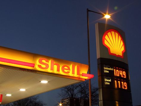 Shell commits billions to renewables in net zero strategy - PV Tech Shell Gas Station, Royal Dutch Shell, Oil Company, Environmental Issues, Clean Energy, Green Energy, Gas Station, Oil And Gas, At Night