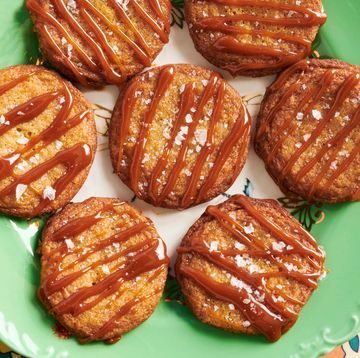 salted caramel cookies Cannoli Recipe, Lemon Crinkle Cookies, Salted Caramel Cookies, Pumpkin Sugar Cookies, Lemon Dessert, Perfect Pie Crust, Condensed Milk Recipes, Cream Cheese Cookies, Pioneer Woman Recipes