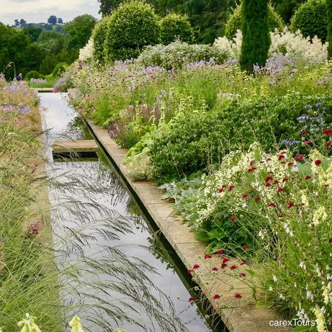 Broughton Grange. (design : Tom Stuart Smith). Big Leaf Plants, Tom Stuart Smith, Garden Pond Design, Garden Arbor, Walled Garden, Pond Design, Garden Pond, Garden Tours, Garden Features