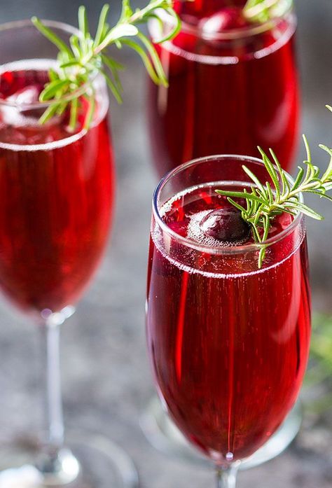 Cranberry Mimosas | The Blond Cook Cranberry Mimosa Recipe, Cranberry Mimosas, Cranberry Fizz, Resep Koktail, Cranberry Mimosa, Cranberry Juice Cocktail, Mimosa Recipe, Cranberry Cocktail, Holiday Brunch