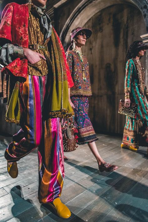 Sabyasachi Couture, Blanket Scarf Tutorial, Runway Photography, Sabyasachi Mukherjee, Photography Assignments, Photographer Lifestyle, Sabyasachi Jewellery, Photography Career, Deep Autumn