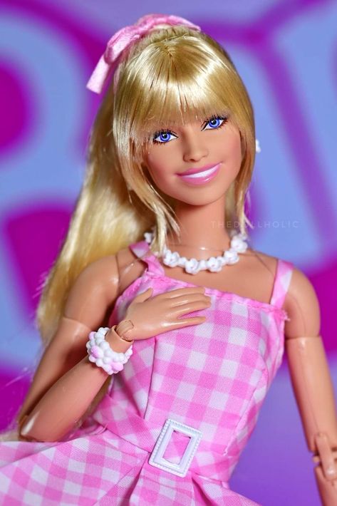 Barbie The Movie 2023 Doll, Barbie Movie Dolls 2023, Barbie With Bangs, Ken Barbie Outfits, Ken And Barbie Killers, Barbie Outfits Pink, Barbie Movie Dolls, Doll Bangs, Barbie Bangs