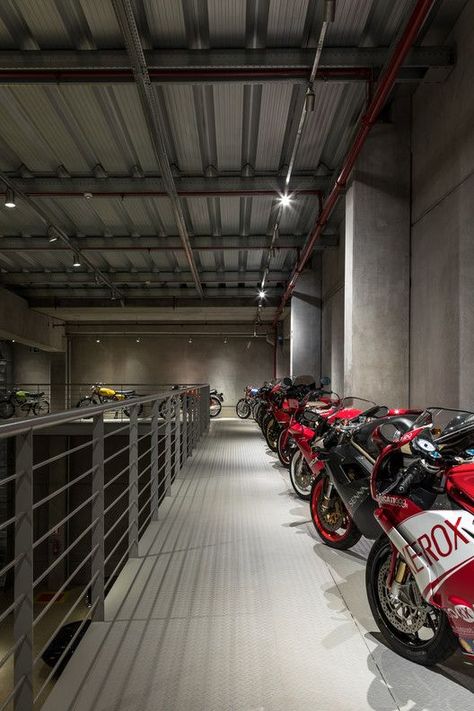 Luxury Car Garage, Underground Garage, Car Barn, Garage Bike, Dream Car Garage, Luxury Garage, Car Workshop, Innovative Architecture, Motorcycle Garage