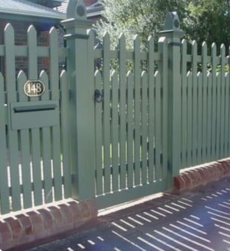 Heritage Fencing, Fun Garden Art, Front Yards Diy, Fence Backyard, Design Fence, Fences Ideas, Diy Garden Fence, Green Fence, Fence Diy