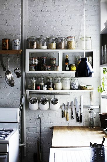 Instead of shoving things in drawers, try shelves or hanging items // Storage Solutions Small Space Storage Solutions, Brooklyn Apartment, Utensil Storage, Casa Vintage, Small Space Storage, Pantry Staples, Tiny Kitchen, House Extensions, Kitchen Shelves