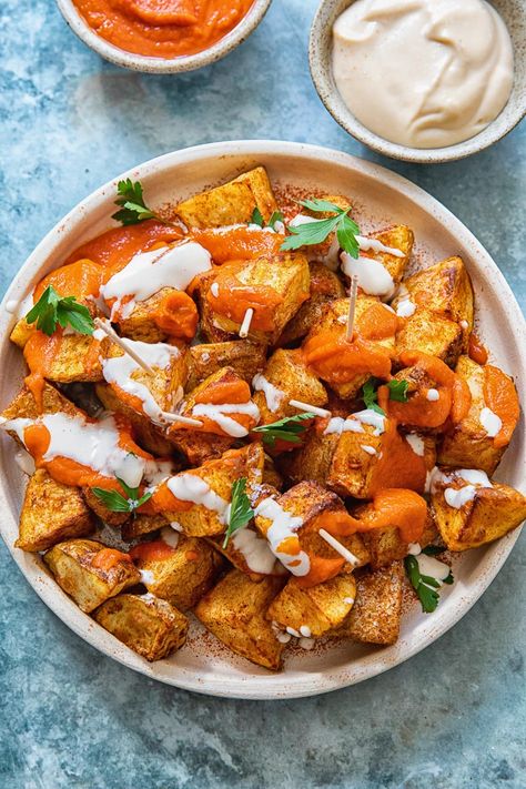 A smoky and spicy sauce, coating or covering chunks of crunchy fried potato, patatas bravas are a familiar flavour from Spain. Churro Dessert, Easy Flatbread Recipes, Spanish Potatoes, Easy Flatbread, Tapas Menu, Grilled Prawns, Fried Potato, Spanish Recipes, Spanish Tapas