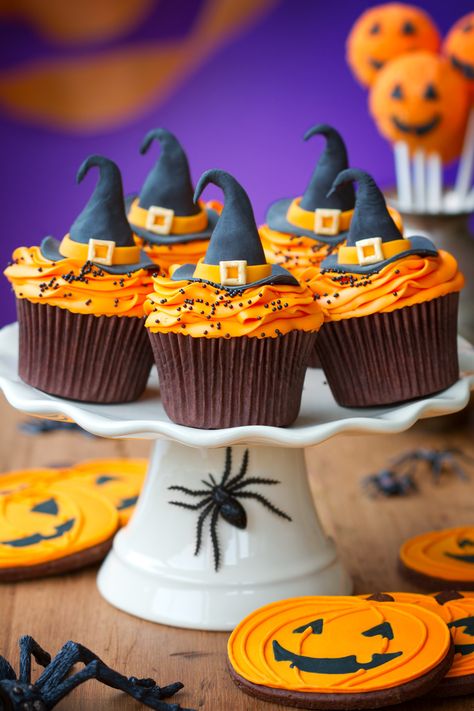 20 Haunting Halloween Cupcake Ideas - Frog Prince Paperie Muffins Halloween, Cupcake Receptek, Snack Halloween, Deco Cupcake, Witch Cupcakes, Halloween Food Cupcakes, Postres Halloween, Dulces Halloween, Cupcake Pictures