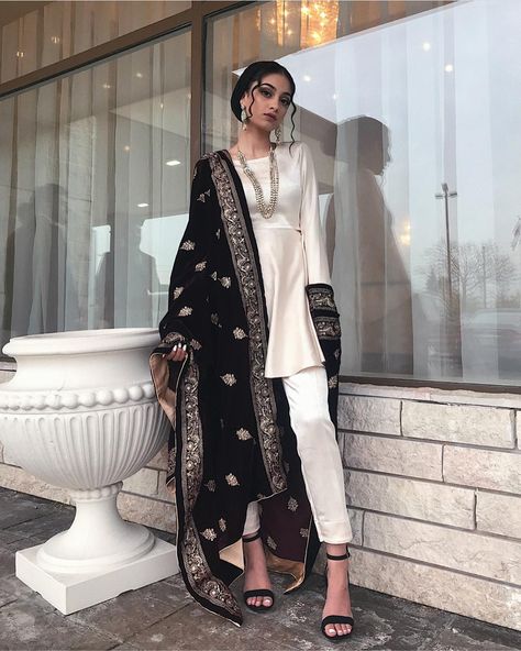 #Repost from @nehaarahman 🖤🖤 #PakistanStreetStyle Making Dresses, Estilo Hijab, Nikkah Dress, Gaun Fashion, Pakistani Dresses Casual, Pakistani Fashion Party Wear, Salwar Kamiz, Beautiful Pakistani Dresses, Desi Clothes