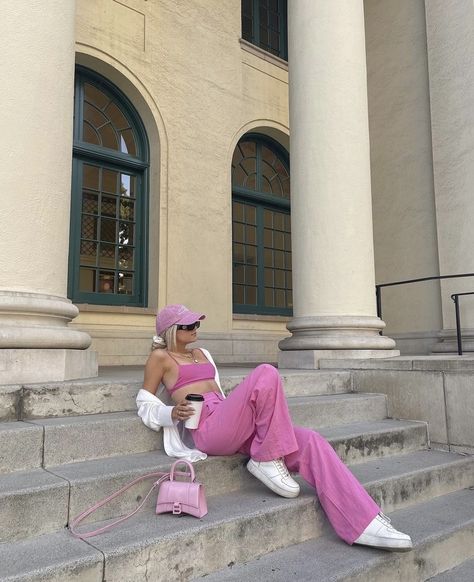 Pink High Waisted Pants, Bright Outfit, Mode Kylie Jenner, Charcoal Clothing, Flower Pants, Quirky Fashion, Estilo Preppy, Summer Lookbook, Ropa Diy