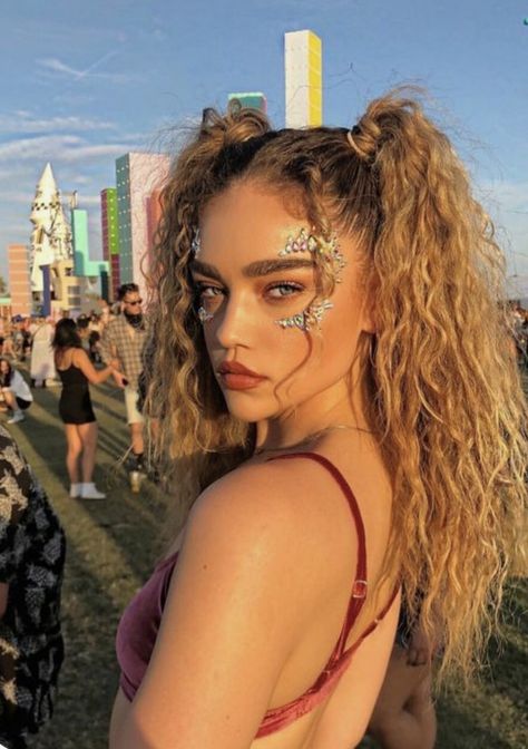 Mode Coachella, Rave Hairstyles, Rave Glitter, Music Festival Makeup, Music Festival Hair, Coachella Hair, Coachella Makeup, Festival Make Up, Face Glitter