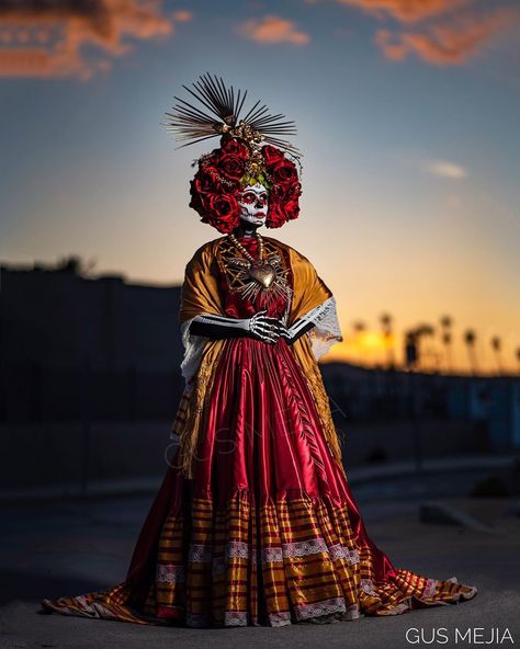 Catrina Divina on Instagram: ““Cada (tic-tac) es un segundo de la vida que pasa, huye, y no se repite. Y hay en ella tanta intensidad, tanto interés, que el problema es…” Catrina Costume, Sacred Hearts, Day Of The Dead Art, Amazing Halloween Makeup, Outfit For Travel, Queen Costume, Fancy Hats, Costume Collection, Mexican Culture