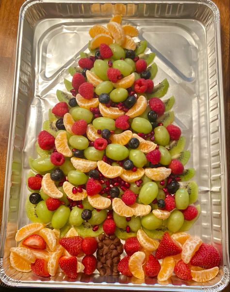 Fruit Tree Charcuterie Board, Christmas Fruit Arrangements, Christmas Fruit And Veggie Tray, Fruit Board Christmas, Fruit Christmas Charcuterie Board, Fruit Charcuterie Board Christmas, Fruit Christmas Tree Platter, Christmas Fruit Kabobs, Christmas Fruit Tray Ideas