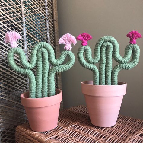 Macrame Cactus Tutorial, Macrame Cactus Diy, Macrame Baby Room, Cactus Macrame, Cactus Ideas, Macrame Baby, Hand Knitting Diy, Rainbow Macrame, Cactus Diy