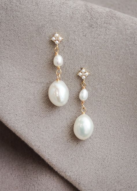 Bridal Jewelry Hair Down, Pearl Drop Earrings Wedding Gold, Gold And Pearl Wedding Jewelry, Pearl Accessories Wedding, Pearl Wedding Earrings Brides, Bridal Earrings Hair Down, Pearl Earrings Bride, Wedding Jewelry Ideas For Bride, Dangly Pearl Earrings