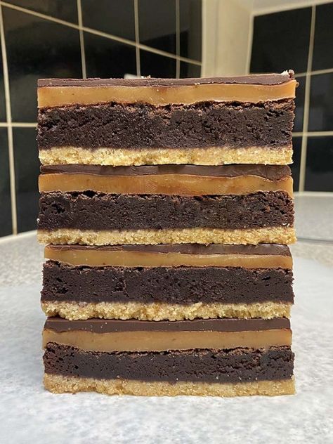 Twix Brownies | Ash Baber Twix Brownies, Ash Baber, Blondies Cookies, Fudgy Brownie Recipe, How To Make Brownies, Cookie Bar, Brownie Ingredients, Chocolate Topping, Dump Cake