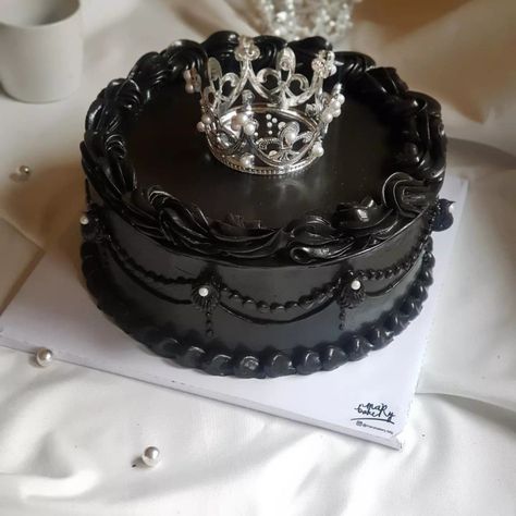 Black Korean Cake, Black Cake Designs Birthday, Cake Birthday Aesthetic Black, Black Birthday Cake Ideas, Dark Cake Aesthetic, Birthday Cake Dark Aesthetic, Black Cakes Birthday, Simple Black Cake, Black Birthday Cake Aesthetic