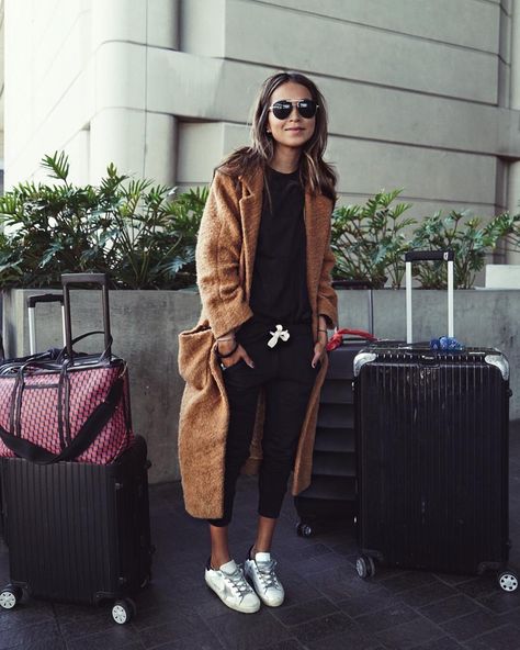 Best Blogger Outfits From Fashion Week | POPSUGAR Fashion How To Wear Sweatpants, Sweatpants Outfit Ideas, Sweatpants Outfits, Sweatpants Outfit, Streetwear Mode, Blogger Outfits, Popsugar Fashion, Urban Street Style, Mode Inspo