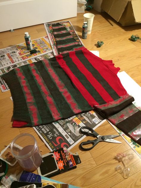 dyeing a sweater for Freddy Krueger's costume :)                                                                                                                                                                                 More Freddie Kruger Costume Women, Freddie Costume, Diy Freddy Krueger Costume, Disfraz Freddy Kruger, Fantasia Freddy Krueger, Freddy Krueger Costume Women, Freddy Krueger Sweater, Freddy Costume, Halloween Constumes