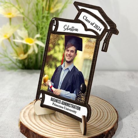 Laser Cut Christmas Ideas Wooden Photo Gifts, Graduation Souvenirs, Graduation Cartoon, Graduation Gifts For Friends, Laser Cut Wood Crafts, Baby Learning Activities, Wooden Picture Frames, Images And Words, Personalized Graduation Gifts