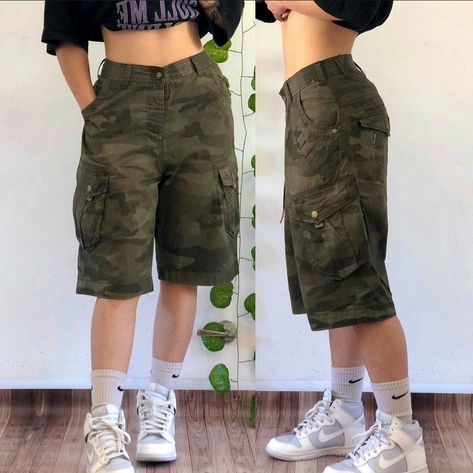 Army Jorts Outfit, Cargo Jorts Outfits Women, Cargo Shorts Aesthetic, Short Largo, Tomboy Shorts, Bermudas Cargo, Cargo Shorts Outfit, Military Shorts, Bermuda Cargo