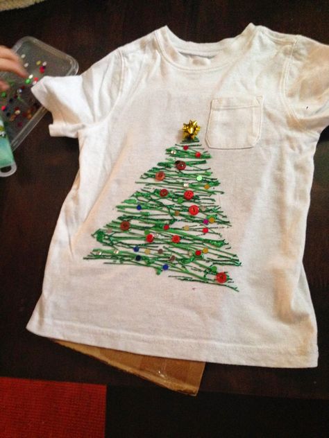 Christmas Shirt Diy Kids, Puffy Paint Christmas Sweater, Puffy Paint Christmas Shirt, Diy Christmas T Shirts Ideas, Diy Christmas T-shirt, Diy Christmas Clothes, Diy Christmas Shirts For Kids, Puffy Paint Shirts, Christmas Sweatshirt Ideas