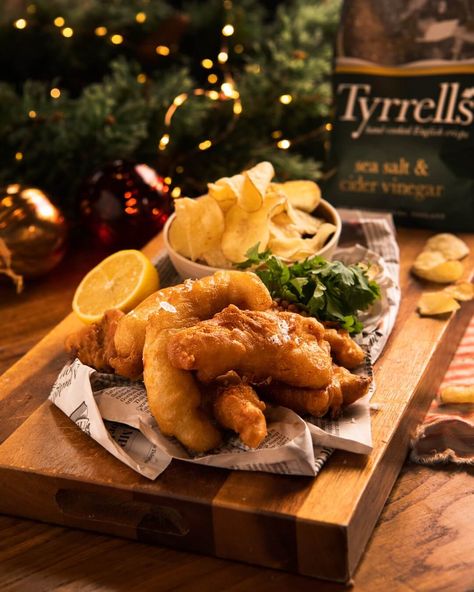 Tangy and tasty gin and tonic fish goujons, with a side of Tyrrells sea salt & cider vinegar crisps – newspaper optional! - Tyrrells Fish And Chips Plating, Bistro Food Ideas, Gastro Pub Food, Frying Batter, Fine Dining Starters, Fish Goujons, Dover Sole, Fish Fillet Recipe, Tea Party Sandwiches