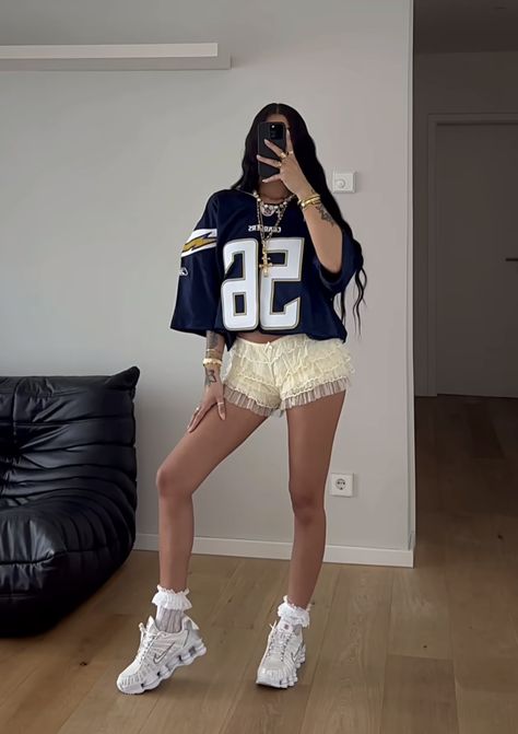 Jersey Outfit Women Street Style, How To Style Jersey Shirt Women, Street Wear Festival Outfit, Sporty Glam Outfits, Sporty Festival Outfit, Australia Aesthetic Outfit, Casual Football Game Outfit, Rap Festival Outfit, Jersey Outfit Aesthetic