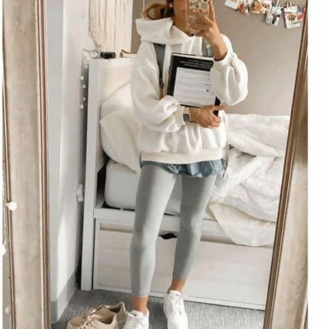 Super High Waisted Buttery Soft Gray Leggings In Size Small With Pockets! Never Worn So Practically New. 60 Vans Clothes, Grey Leggings Outfit, Leggings Outfit Spring, Rainy Day Outfit For School, Cancun Outfits, Outfits Leggins, Vsco Outfits, Look Legging, Cute Outfits With Leggings