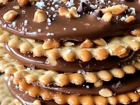 Caramel Peanut Ritz Cracker Treats: A Sweet and Salty Delight for All Occasions - NewsBreak Cracker Treats, Cracker Dessert, Hawaiian Banana Bread, Ritz Cracker Recipes, Chocolate Chip Cheesecake Bars, Popcorn Recipes Caramel, Ritz Cracker, Mint Oreo, Snacks Easy