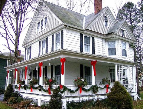 Outdoor Columns, Victorian Porch, Hanging Christmas Lights, Porch Columns, Christmas Front Porch, Cottage Christmas, Christmas Porch Decor, Outdoor Holidays, Front Porch Christmas Decor