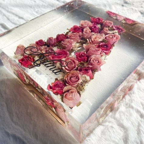 Resin Box Ideas, Rose Resin Art, Resin Art Wedding Flowers, Wedding Flower Epoxy, Varmala Flowers Resin Art, Roses In Resin, Resin Crafts Ideas Inspiration, Epoxy Frame, Flower Resin Art