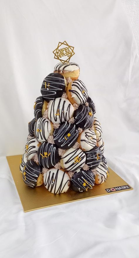 Tower Donut Cake, Donat Tower, Doughnut Tower, Donut Birthday Cake, Hipster Food, Donut Ideas, Donut Tower, Donut Cake, Mini Cakes Birthday