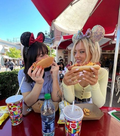 Disney Poses, Disney Picture Ideas, Disneyland Photos, Cute Disney Outfits, Disney Photo Ideas, Disney World Pictures, Cheese Dog, Disney Paris, Disney World Outfits