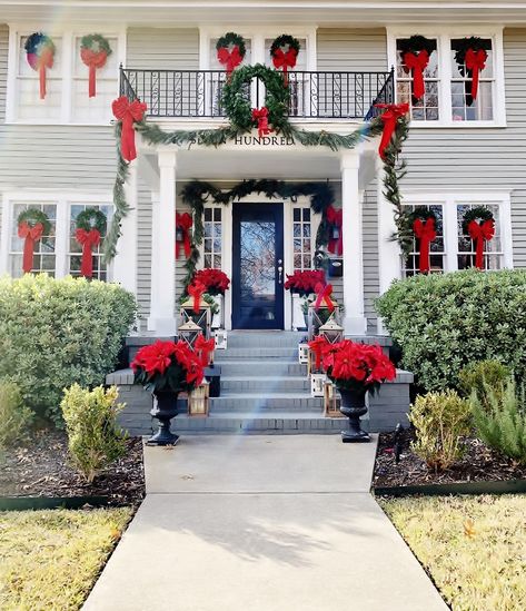 Classic Christmas Decorations Exterior, Classic Christmas Exterior Decorations, Classic Christmas Exterior, Front Of House Christmas Decor Ideas, Christmas Portico Decor, Traditional Exterior Christmas Decor, Southern Christmas Porch, House Christmas Decor Outdoor, Colonial House Christmas Outdoor Decor