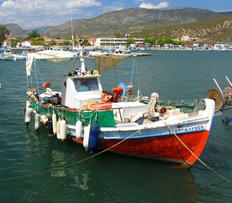 Greek Fishing Boat near Agios Centre Console Boat, Duck Blind Plans, Boat Shelf, Sailboat Plans, Model Boat Plans, Wooden Boat Plans, Fishing Vessel, Jon Boat, Sailing Vessel