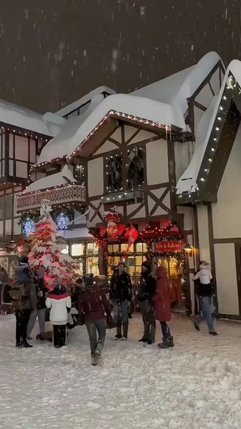 Leavenworth Washington Christmas, Leavenworth Christmas, Snow Travel, Cold Christmas, Leavenworth Washington, Travel Photography Nature, Christmas Destinations, Christmas In Europe, Christmas Gingerbread House