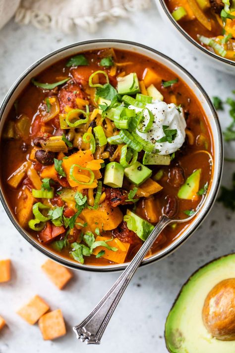 Healthy Vegetarian Sweet Potato & Black Bean Chili Sweet Potato Chilli, Sweet Potato Black Bean Chili, Veggie Mains, Sweet Potato Black Bean, Chili Toppings, Cubed Sweet Potatoes, Black Bean Chili, Clean And Delicious, Sweet Potato Chili