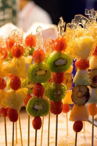 Tang hulu- Chinese sugared fruit skewer Tang Hulu Fruit, Tang Hulu, Fruit Skewer, Sugared Fruit, Chinese Candy, Diy Snacks, China Food, Be Interesting, Fruit Shop