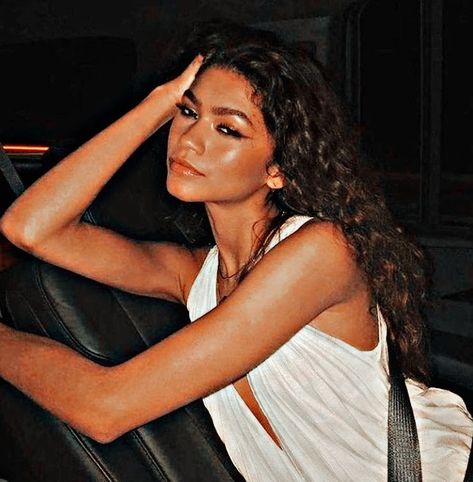 Zendaya Wallpaper Iphone, Lil Peep Lockscreen, Zendaya Wallpaper, Rue Euphoria, Ariana Grande Lockscreen, Ariana Grande Wallpaper, Y2k Wallpaper, Living Legends, Photoshoot Poses