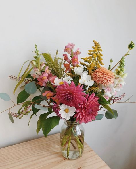 Wildflower Bouquet In Vase, Easy Floral Arrangements, Wild Flower Arrangements, Diy Floral Arrangements, Colorful Bouquet, Wildflower Bouquet, Bouquet Arrangements, Vase Arrangements, Flower Therapy